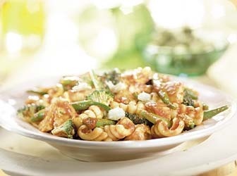 Pasta met kip groene groenten en mozzarella